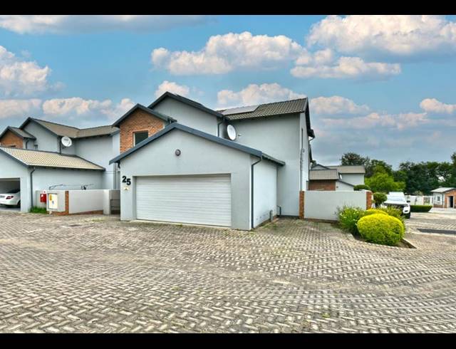 3 BEDROOM TOWNHOUSE FOR SALE IN HONEYDEW MANOR